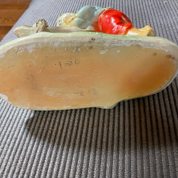 Vintage, 1950s chalkware. Kissing cousins over the fence. - Picture 5 of 5